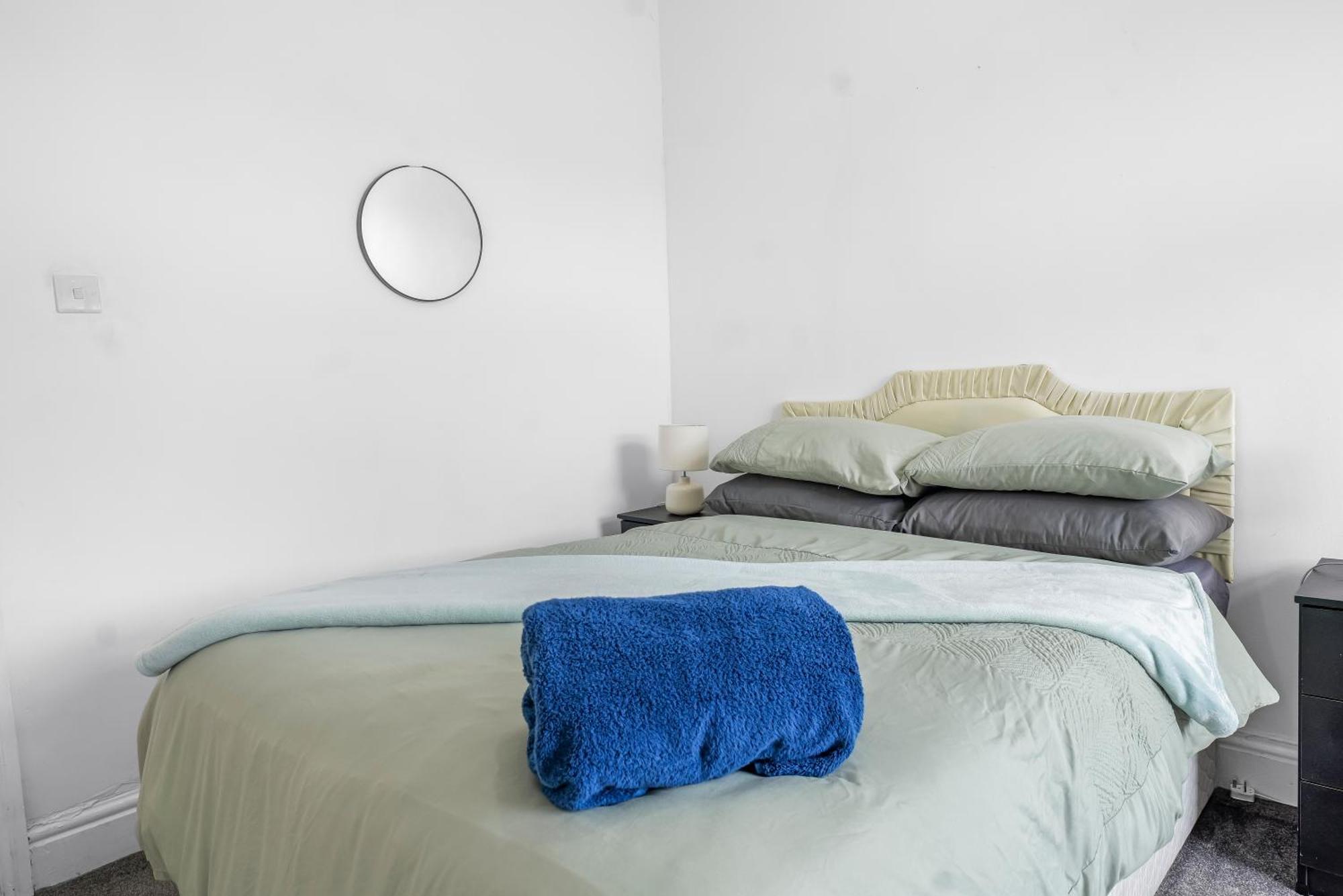 Rochdale 3 Bedroom House 2 Bath With Free Parking Sleeps 7 Екстер'єр фото