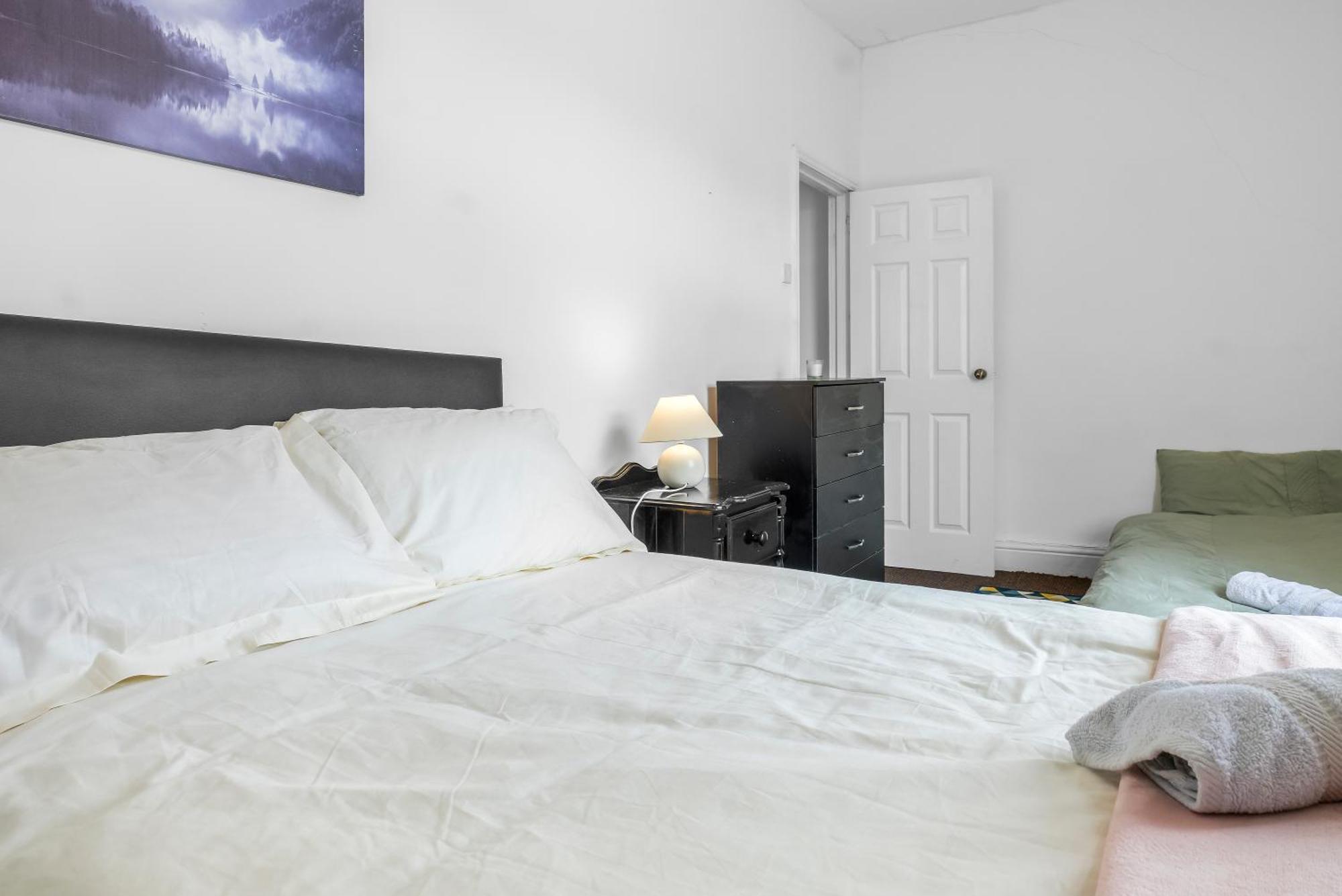 Rochdale 3 Bedroom House 2 Bath With Free Parking Sleeps 7 Екстер'єр фото