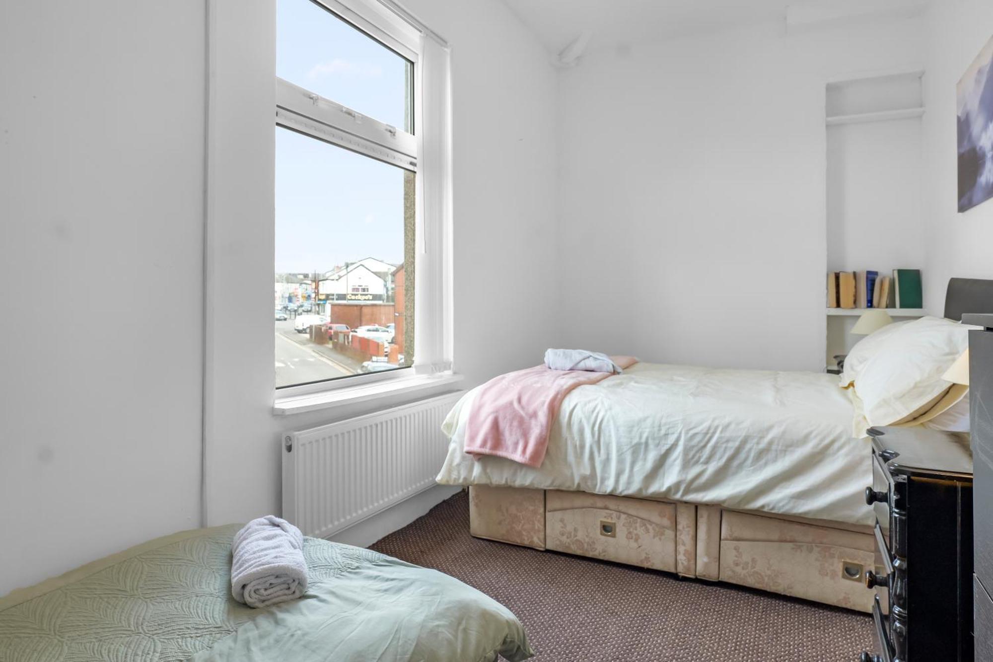 Rochdale 3 Bedroom House 2 Bath With Free Parking Sleeps 7 Екстер'єр фото